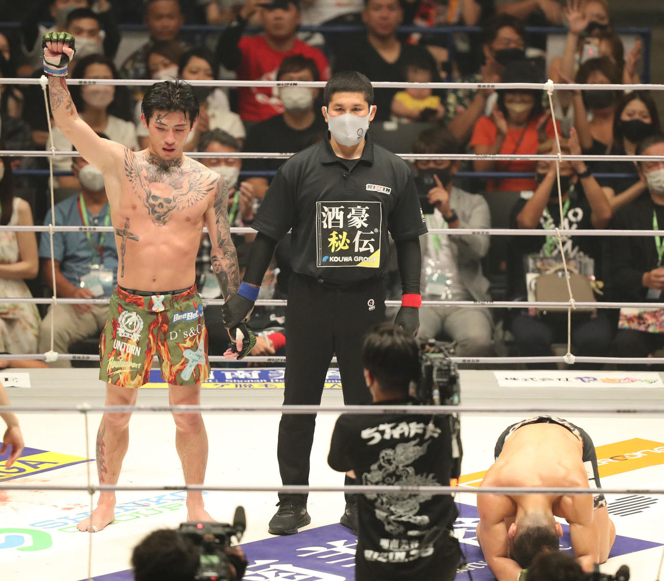 鈴木博昭対平本蓮　負けて崩れ落ちる鈴木（右）と勝利しガッツポーズをする平本（撮影・屋方直哉）
