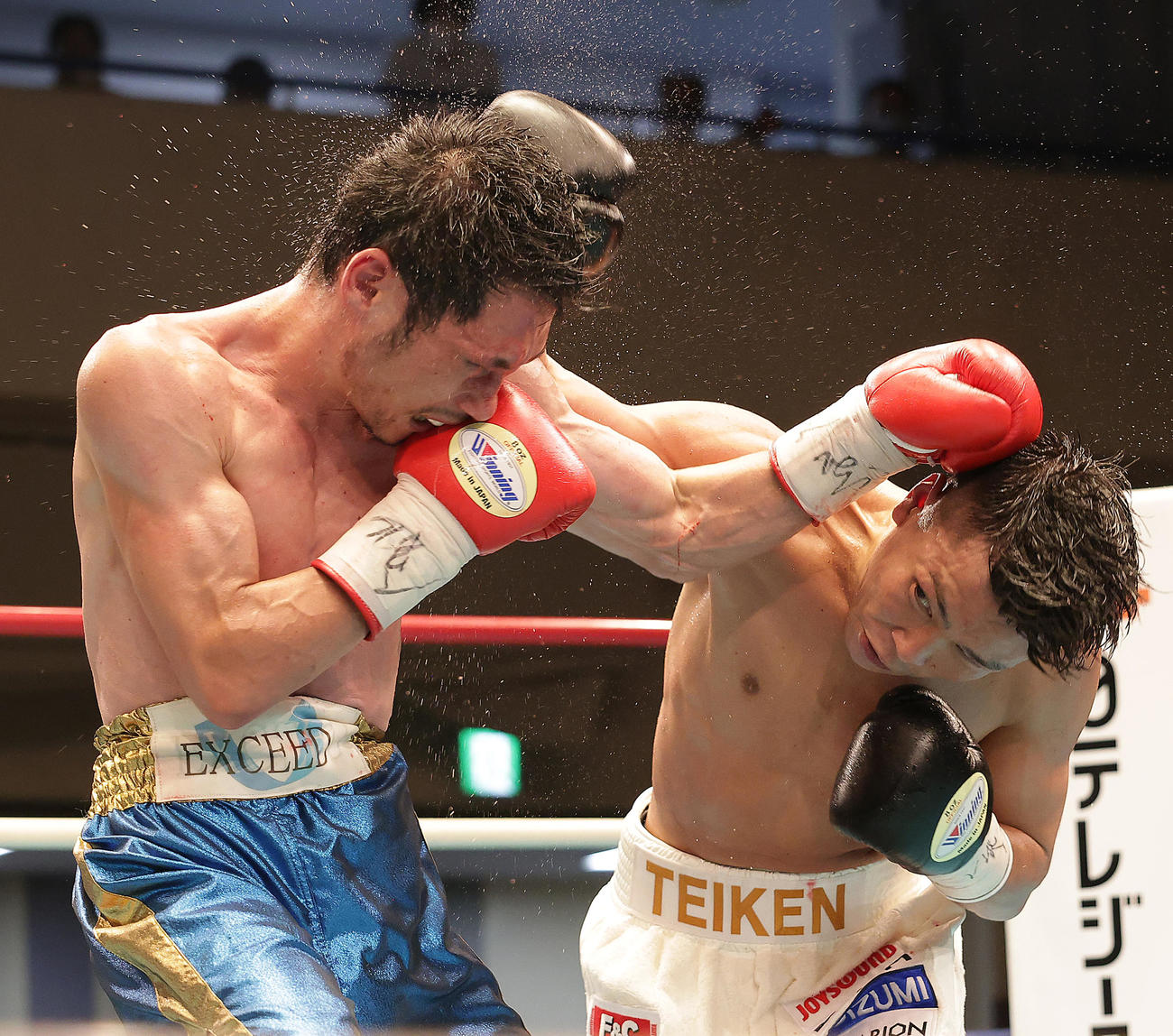11回、堀川（左）に強烈な右ストレートを決める岩田（撮影・中島郁夫）