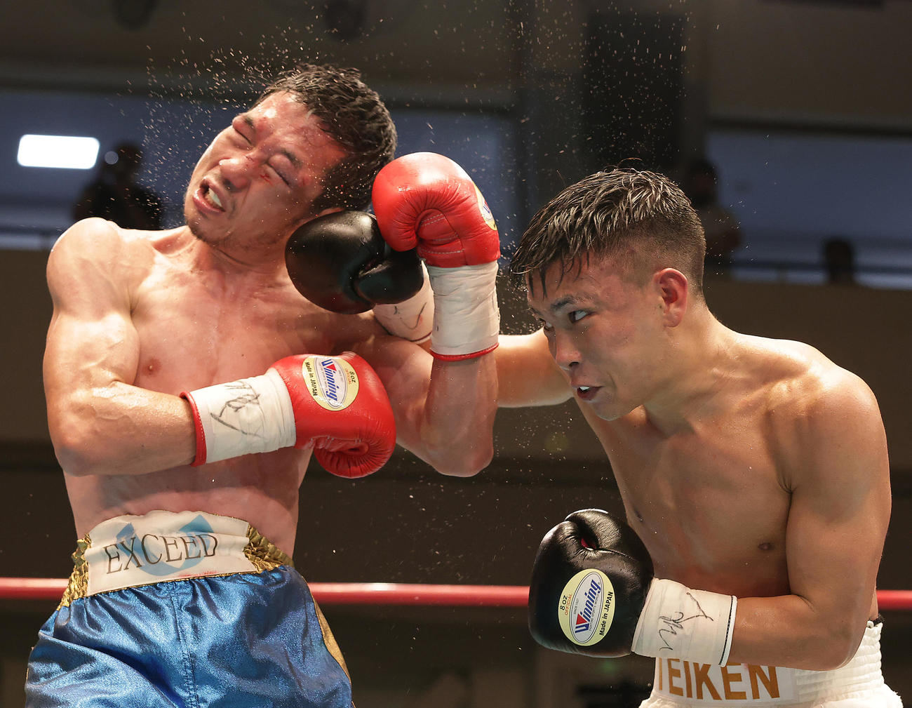 12回、堀川（左）に強烈な右フックを決める岩田（撮影・中島郁夫）