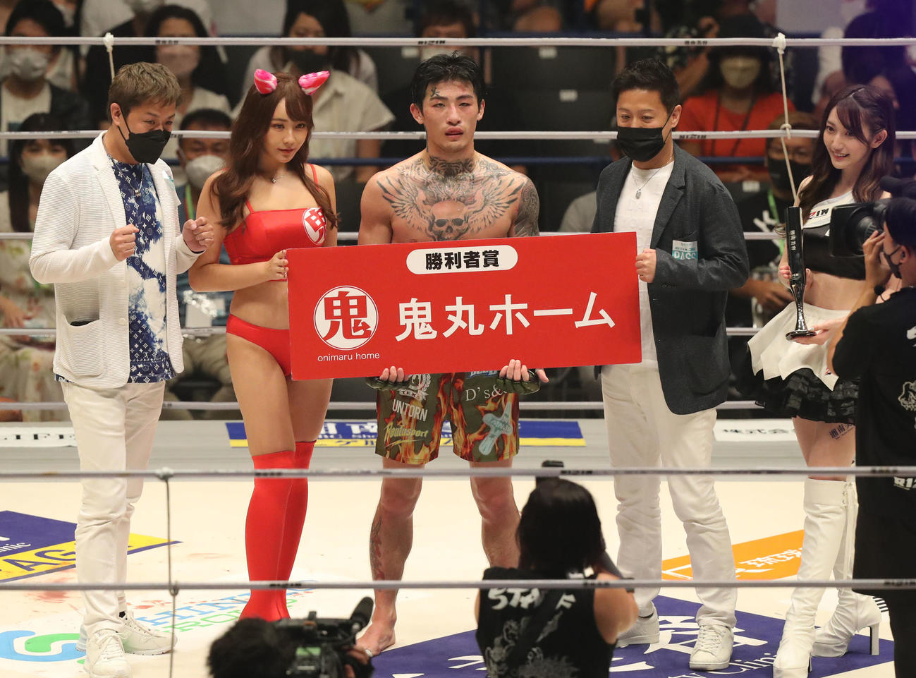 鈴木博昭対平本蓮　試合終了後にてんちむ（左から2番目）らと記念撮影をする平本（撮影・屋方直哉）