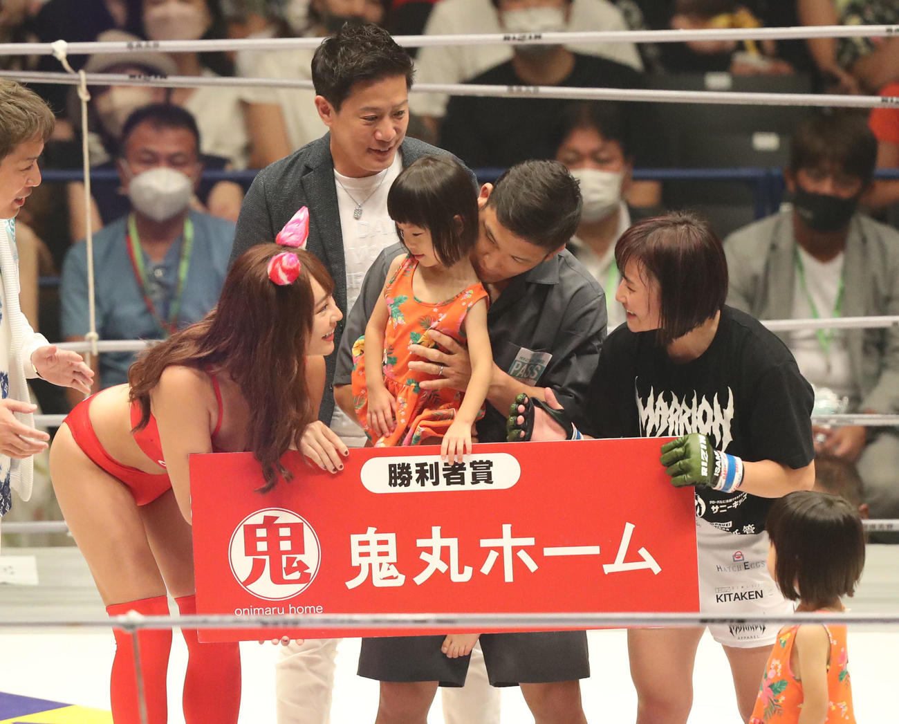 山本美憂対大島沙緒里　試合終了後、記念撮影前にてんちむ（左）と会話をする大島（撮影・屋方直哉）