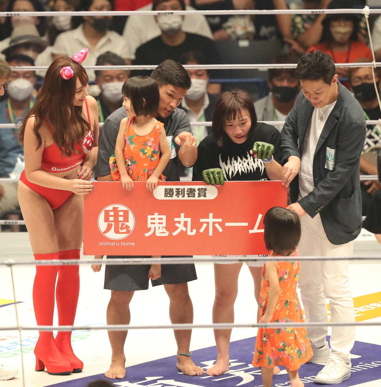 山本美憂対大島沙緒里　試合終了後、記念撮影前に大島沙緒里らと会話をするてんちむ（撮影・屋方直哉）