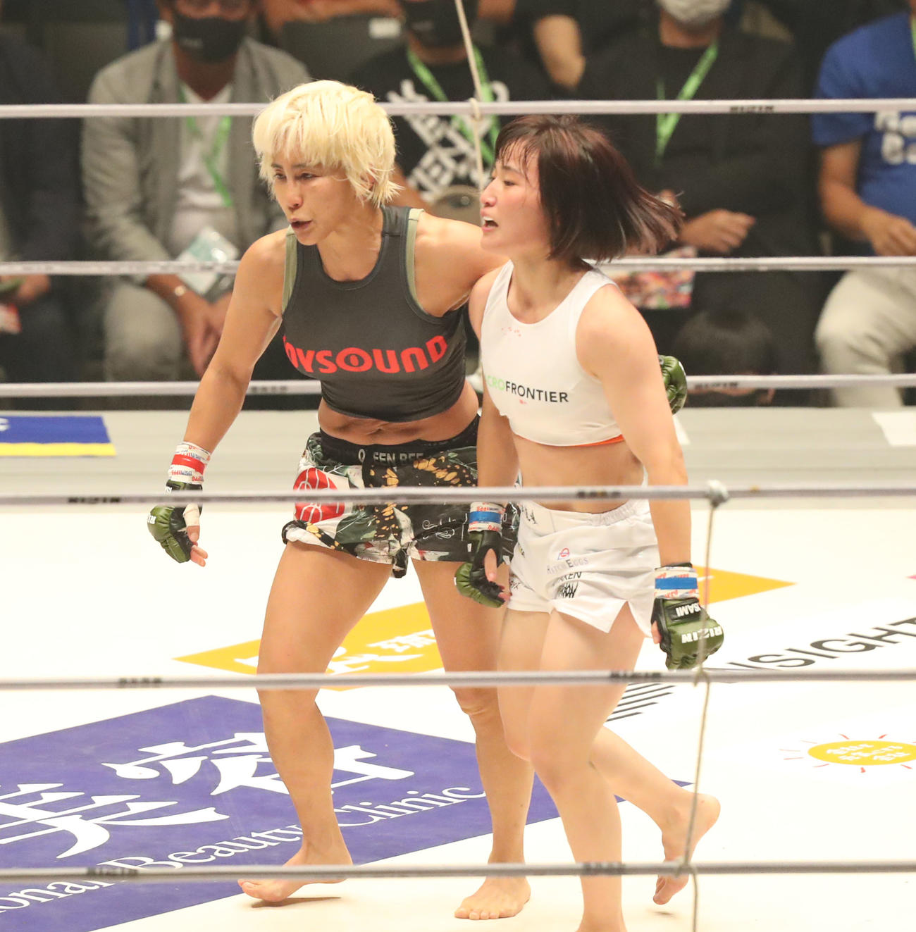 山山本美憂対大島沙緒里　試合終了後にお互いをたたえ合う山本美（左）と大島（撮影・屋方直哉）