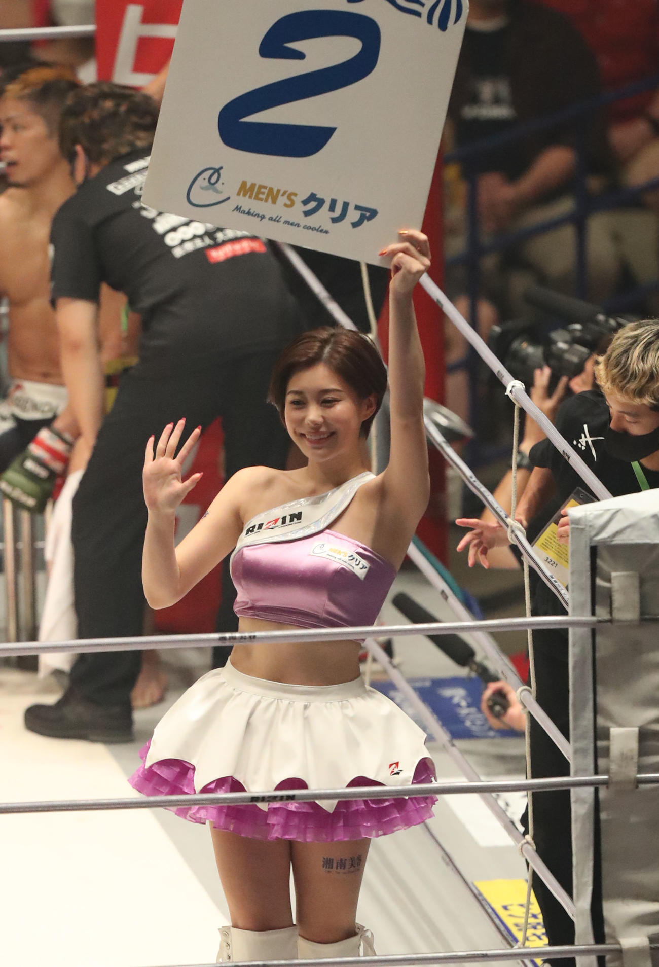 笑顔で手を振るRIZINガールの山本ゆう（撮影・屋方直哉）