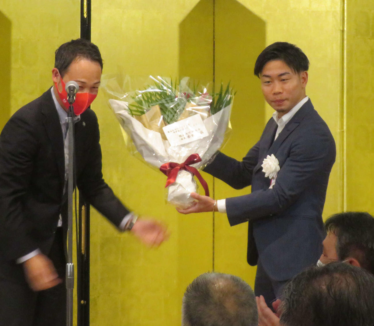 後援会発足式で花束を贈呈されたWBO世界ミニマム級王者谷口将隆（右）
