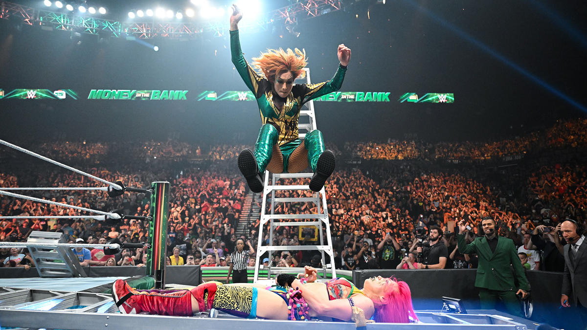 はしごからのセントーンで飛んだリンチ（上）にはしごの上でつぶされるアスカ（C）2022 WWE, Inc. All Rights Reserved.