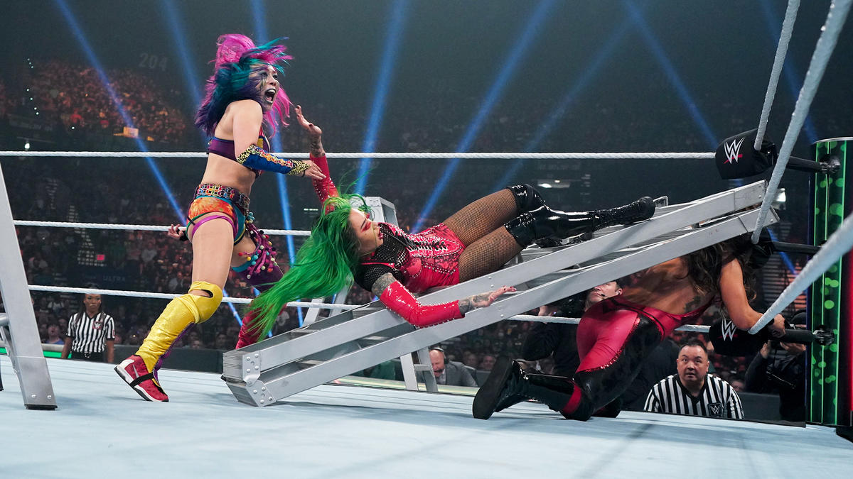 ショッツィ（右）をはしごに投げたアスカ（C）2022 WWE, Inc. All Rights Reserved.