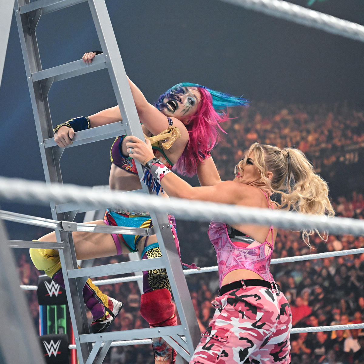 エバンス（右）に妨害されるアスカ（C）2022 WWE, Inc. All Rights Reserved.