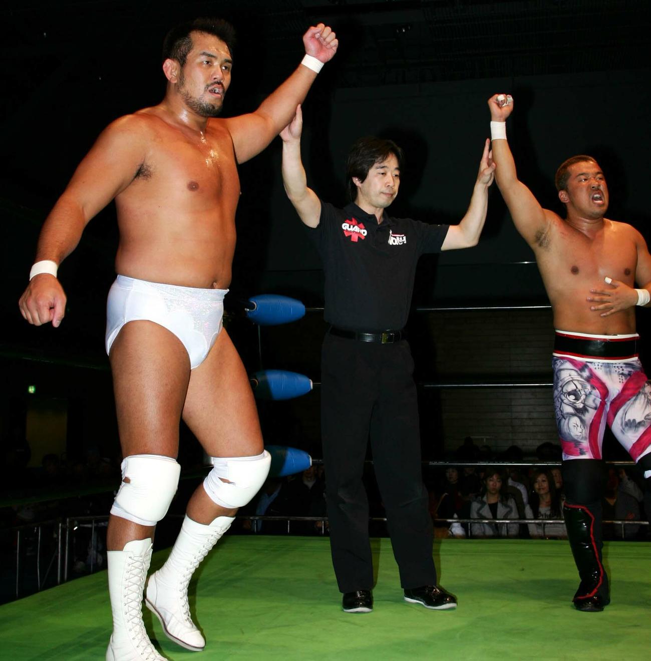2005年02月、対戦相手をにらみながら勝利をかみしめる秋山準、金丸組