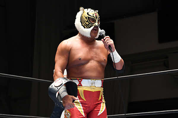 マイクパフォーマンスするタイガーマスク（提供・新日本プロレス）