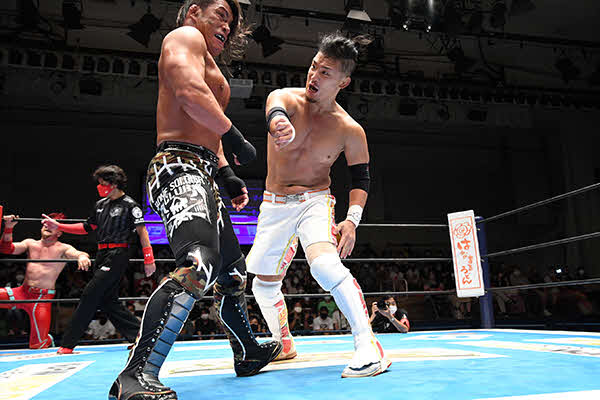 石森（左）に打撃を見舞うKUSHIDA（提供・新日本プロレス）