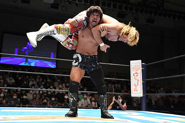 棚橋（上）を担ぎ上げるKENTA（提供・新日本プロレス）