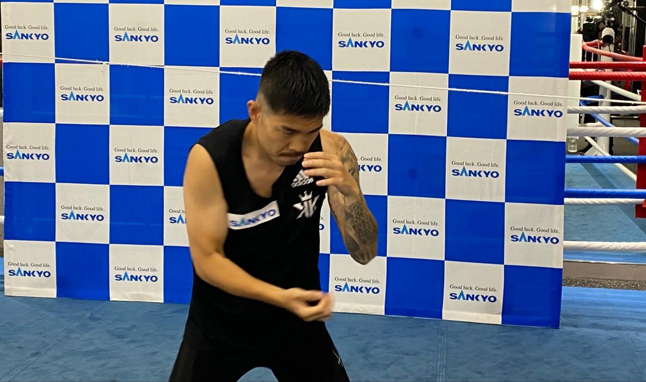 公開トレでシャドーボクシングを披露したWBO世界スーパーフライ級王者井岡一翔（志成ジム提供）