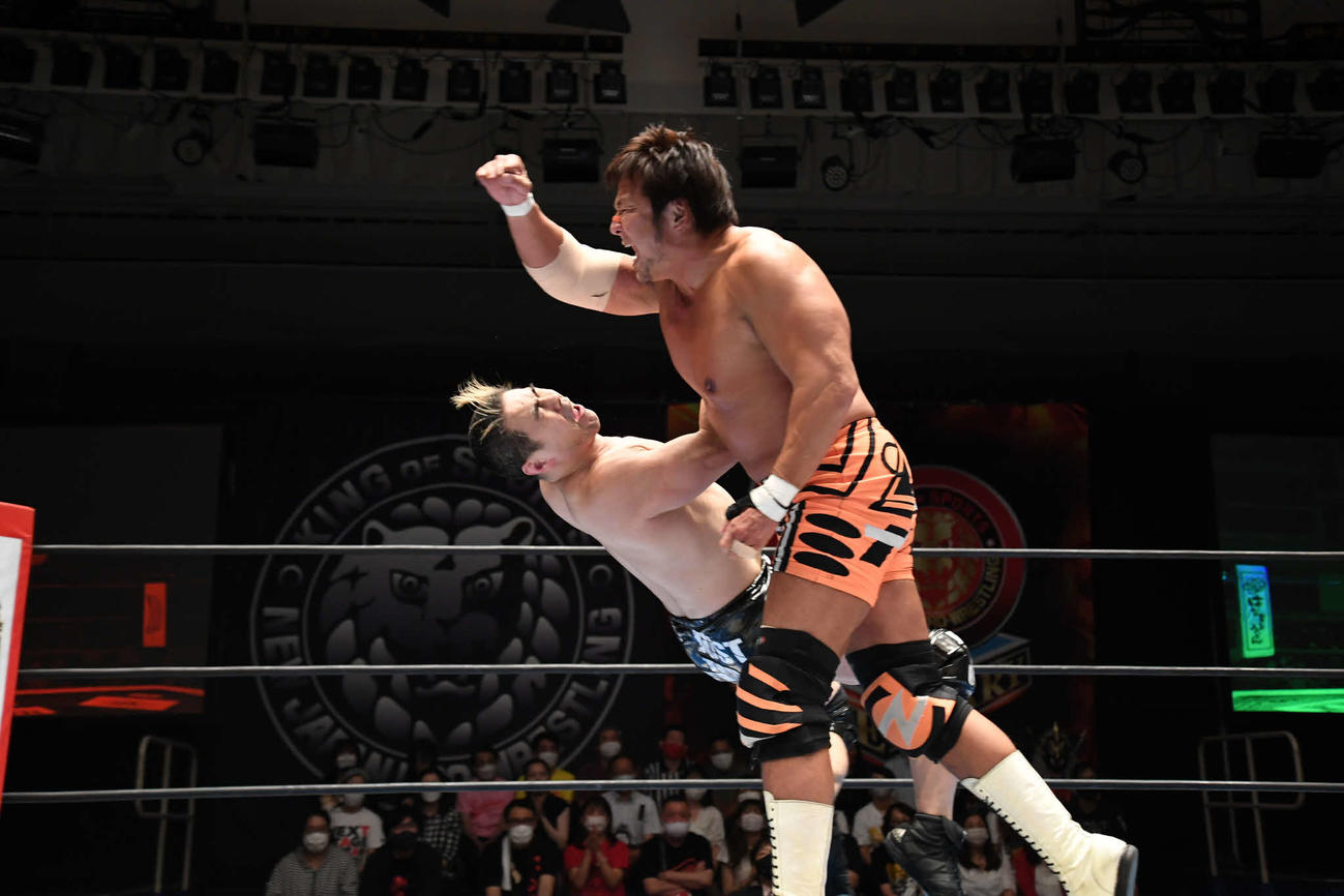 TAKA（左）にラリアットを見舞う小島（提供・新日本プロレス）