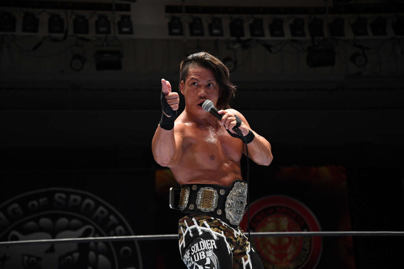 KUSHIDAに勝利し、ポーズを決める石森（提供・新日本プロレス）