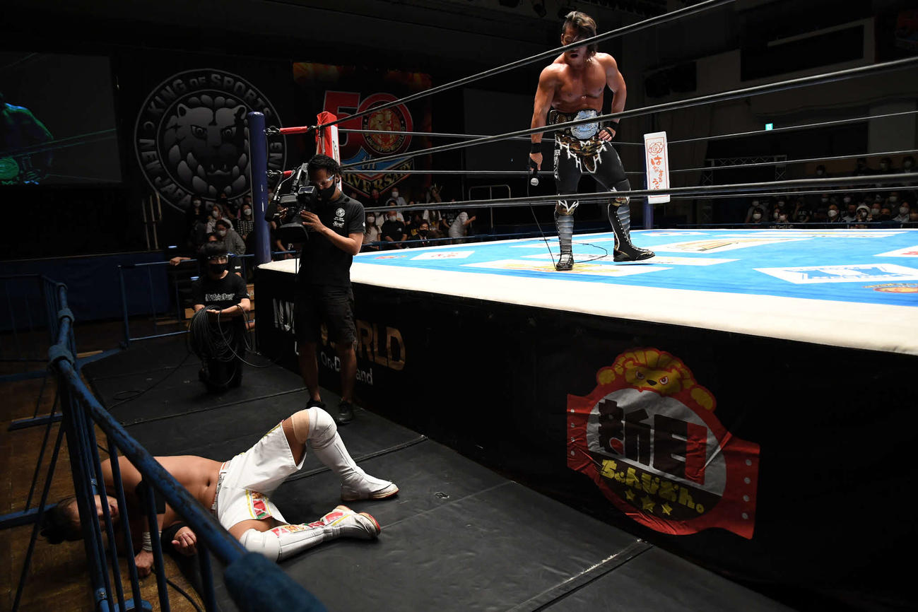 KUSHIDA（左）に勝利し、リング上から見下ろす石森（提供・新日本プロレス）