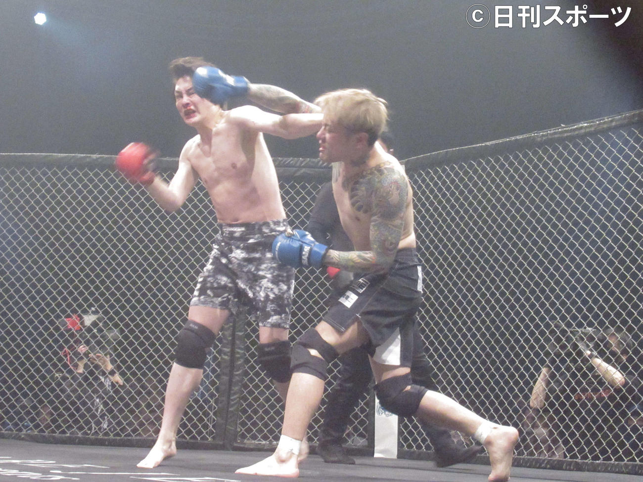 BreakingDown4で三崎と打撃戦を演じる久保田（右）（2022年3月撮影）