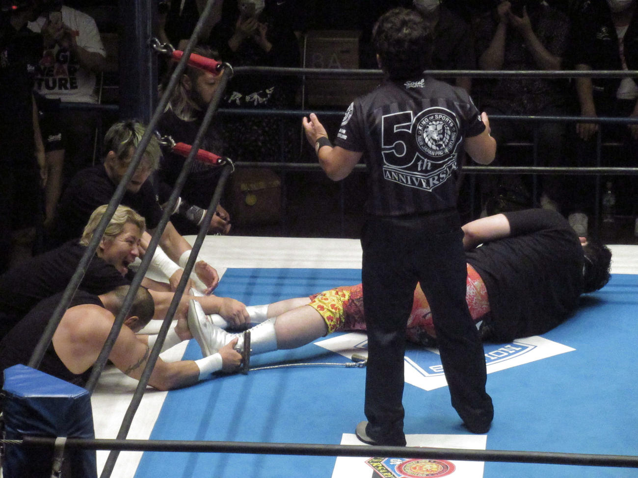 ハウス・オブ・トーチャーのメンバーに足を引っ張られる矢野（撮影・勝部晃多）