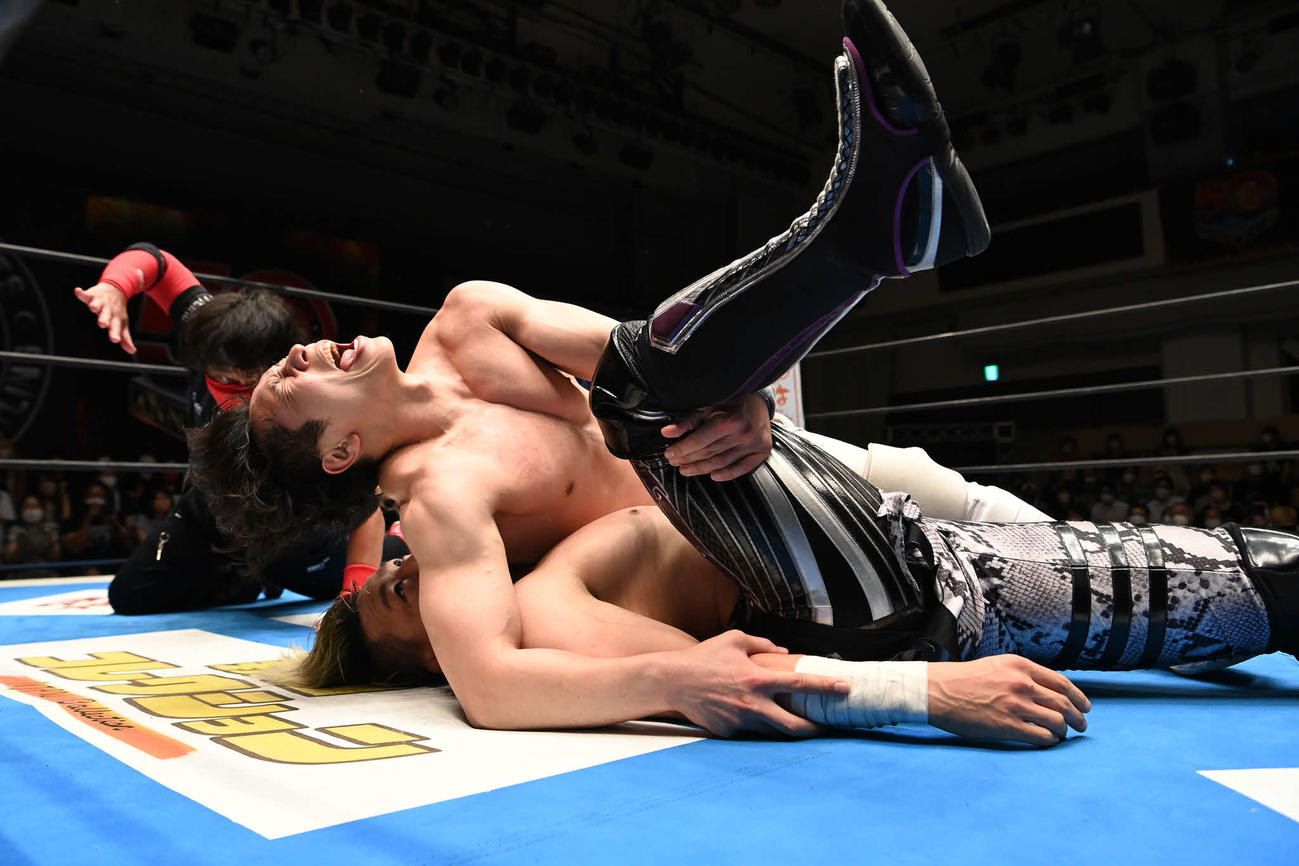 SHO（下）をフォールするYOH（提供・新日本プロレス）
