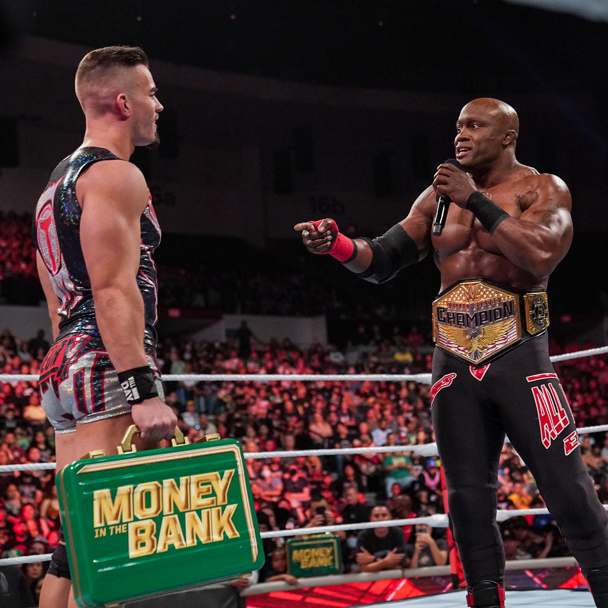 姿をみせたセオリーとリング上で言い争うUS王者ラシュリー（C）2022 WWE, Inc. All Rights Reserved