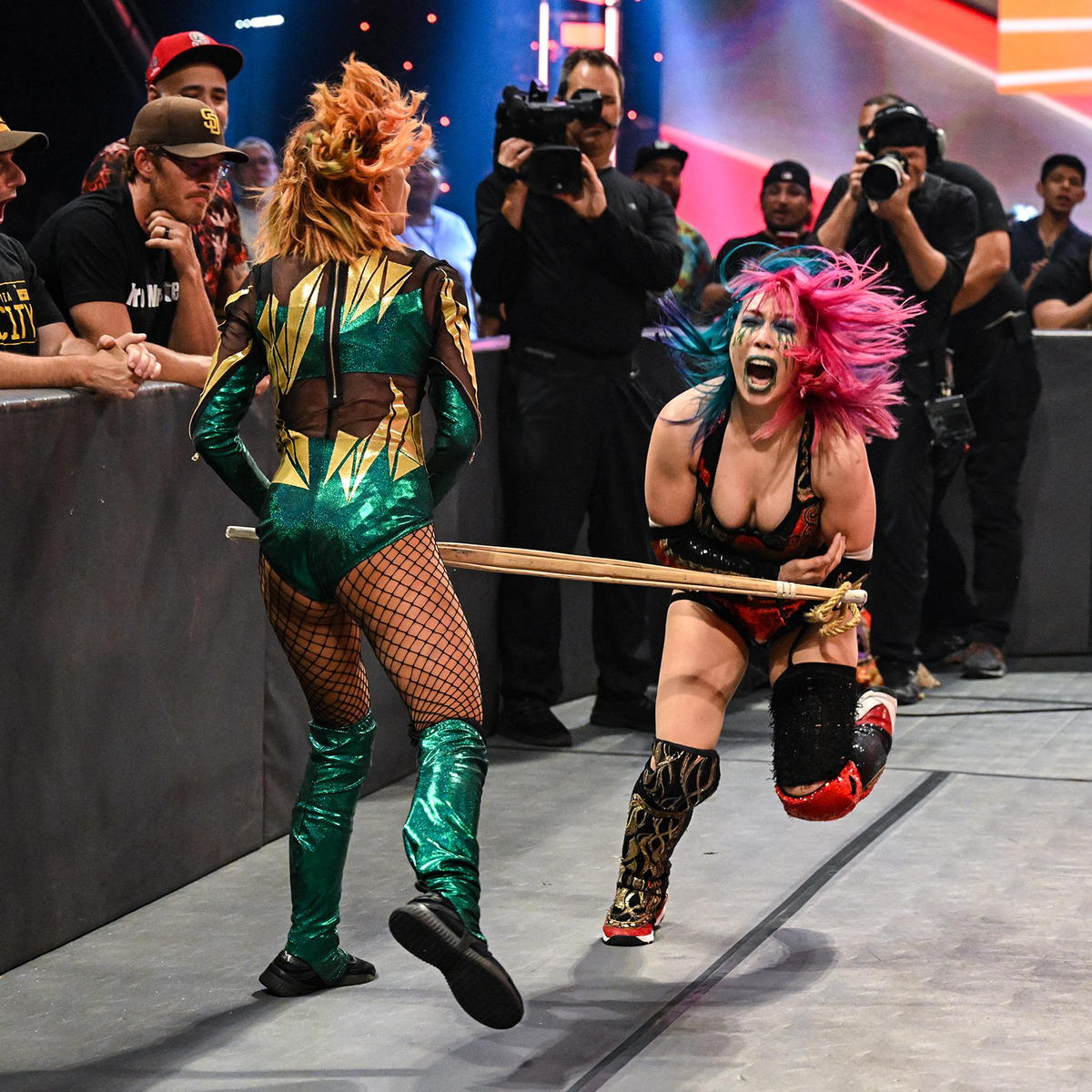 ベッキー・リンチ（左）に竹刀攻撃を受けるアスカ（C）2022 WWE, Inc. All Rights Reserved