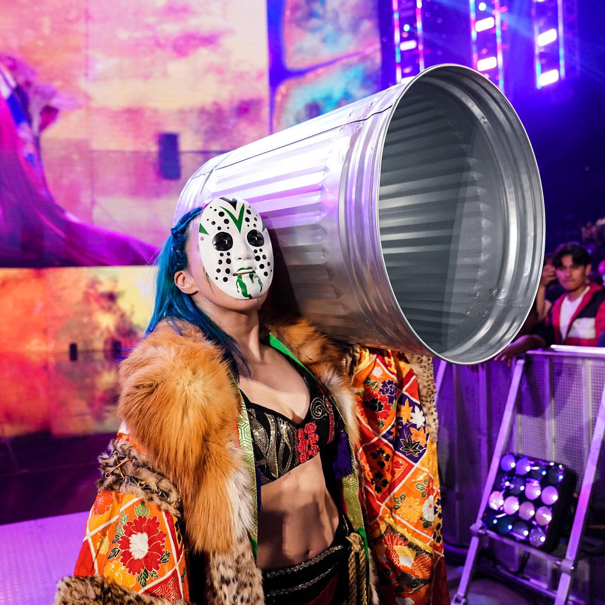 入場時にごみ箱を持参するアスカ（C）2022 WWE, Inc. All Rights Reserved