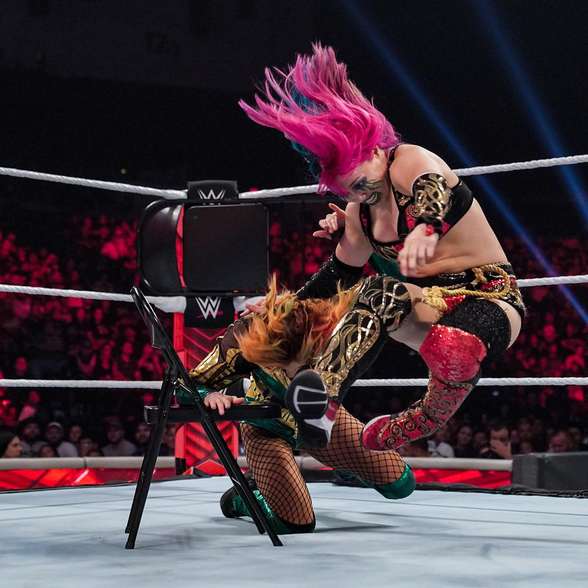 ベッキー・リンチ（左）とパイプいすを使った激しい攻防を繰り広げたアスカ（C）2022 WWE, Inc. All Rights Reserved