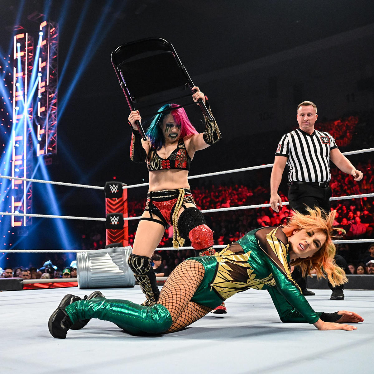 ベッキー・リンチ（下）にいす攻撃するアスカ（C）2022 WWE, Inc. All Rights Reserved