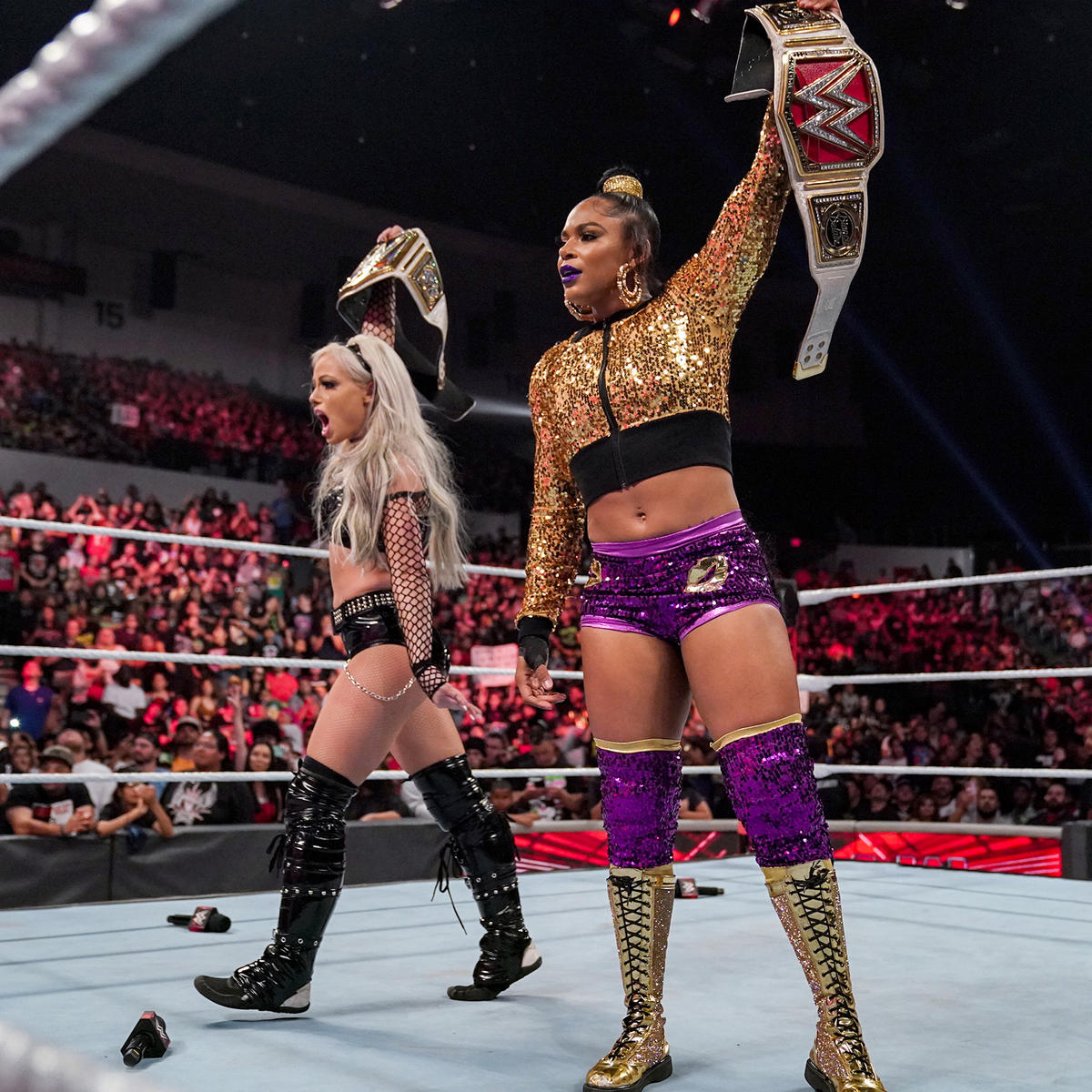 ロウ女子王者ビアンカ・ブレア（右）とベルトを掲げるスマックダウン女子王者リブ・モーガン（C）2022 WWE, Inc. All Rights Reserved