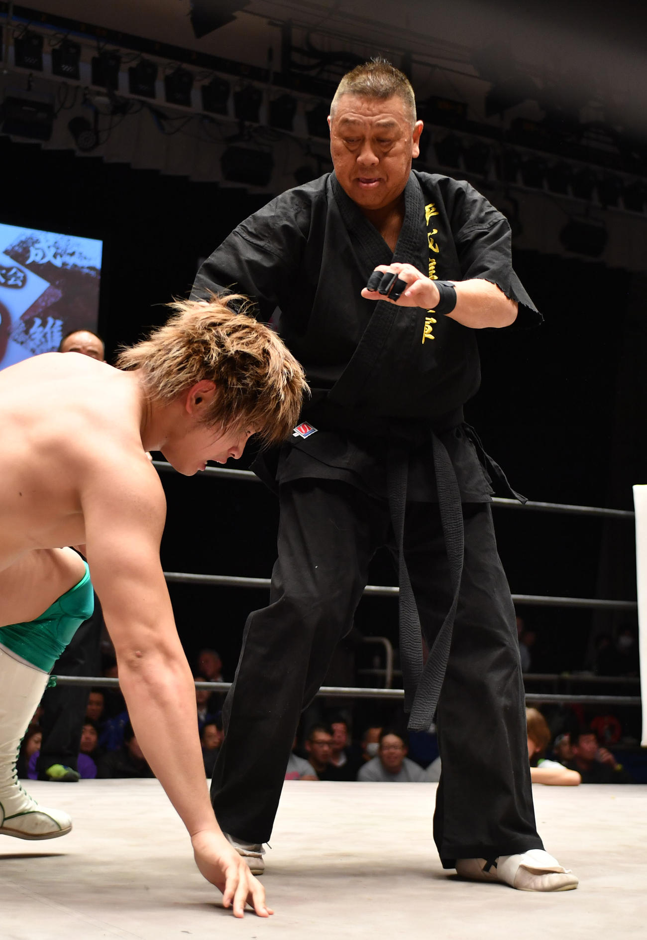 平成維新軍の青柳政司さん（右）は清宮海斗を攻める（19年1月撮影）