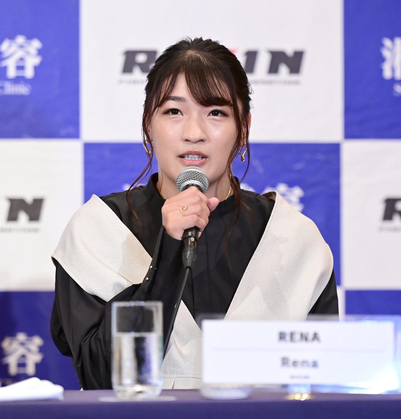RIZIN37大会の追加対戦カード発表会見で抱負を語るRENA（撮影・小沢裕）