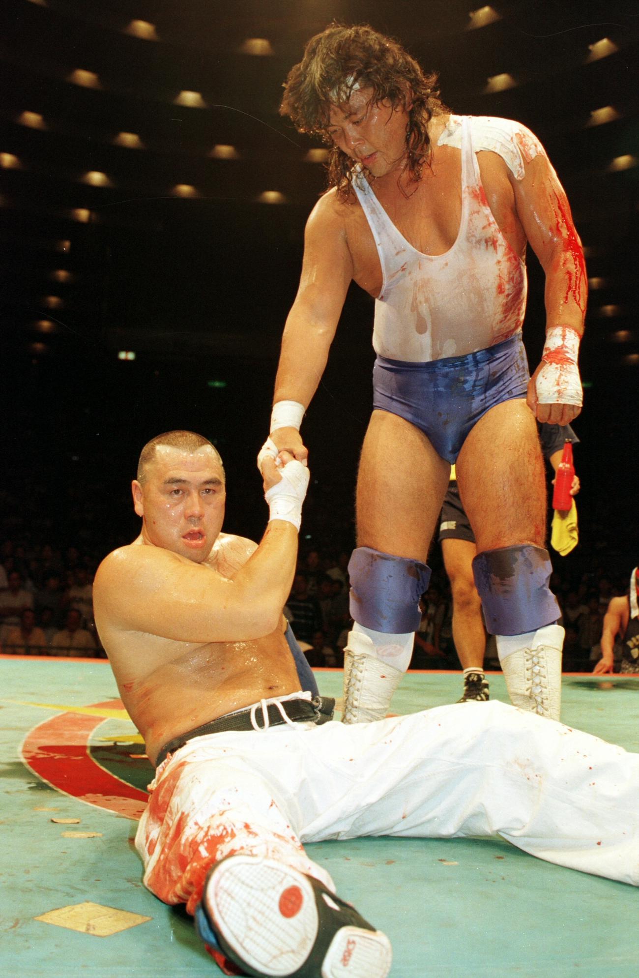 リングに横たわる青柳政司（左）を起こす大仁田厚（1994年8月28日撮影）
