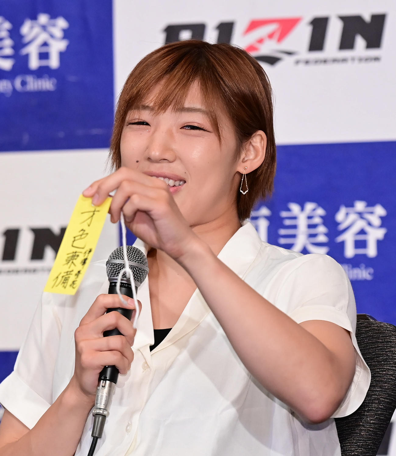 RIZIN37大会の追加対戦カード発表会見で七夕の短冊に「才色兼備」と願いをしたためる伊沢星花（撮影・小沢裕）