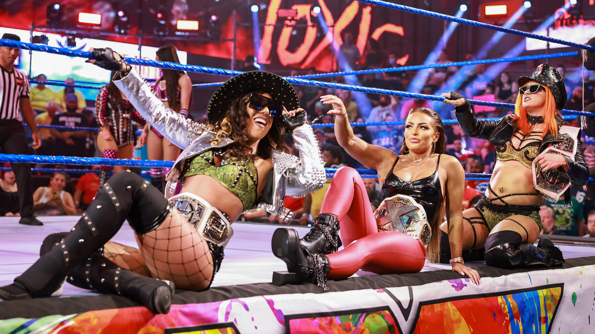ジジ・ドリン（右端）、ジェイシー・ジェイン（左端）とともにエプロンでポーズを取るNXT女子王者マンディ・ローズ（C）2022 WWE, Inc. All Rights Reserved