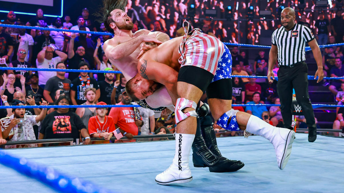 挑戦者キャメロン・グライムス（左）をスピアーで倒すNXT王者ブロン・ブレイカー（C）2022 WWE, Inc. All Rights Reserved