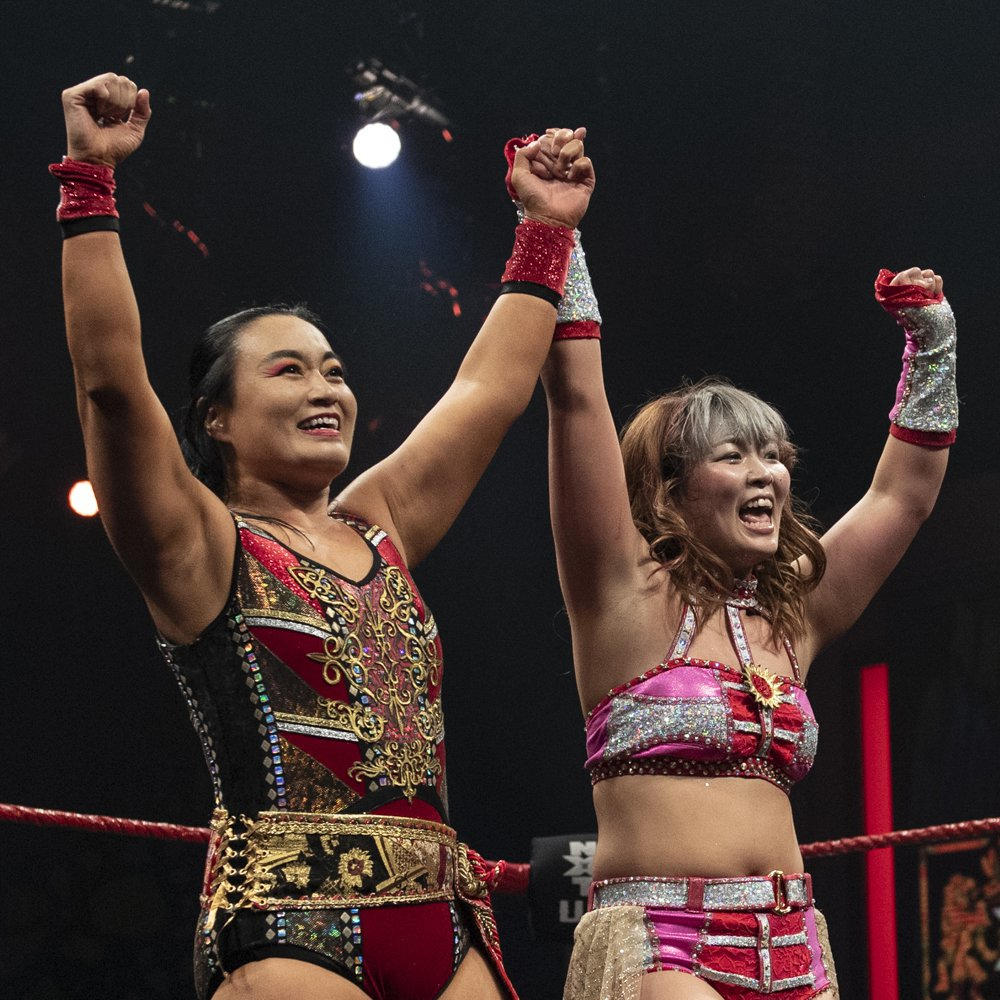 里村（左）と勝利を喜ぶサレイ（C）2022 WWE, Inc. All Rights Reserved.