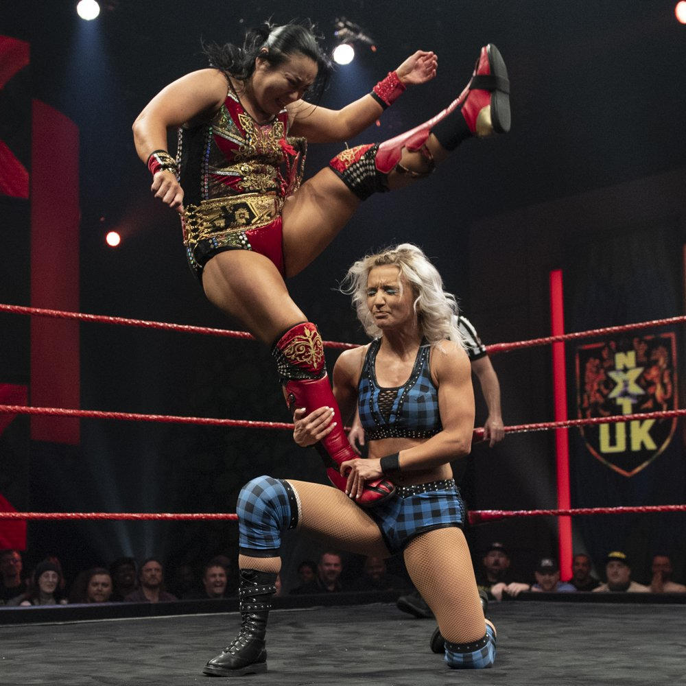 ブルックサイド（下）にスコーピオライジングを成功させる里村（C）2022 WWE, Inc. All Rights Reserved.