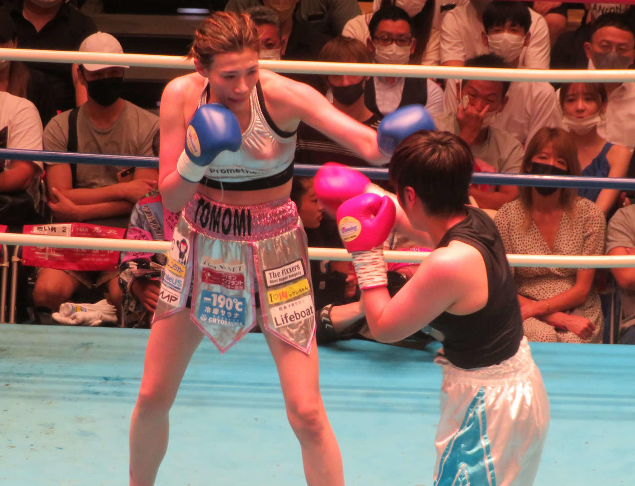 椙元（右）との女子スーパーバンタム級6回戦に臨んだモデルボクサー高野