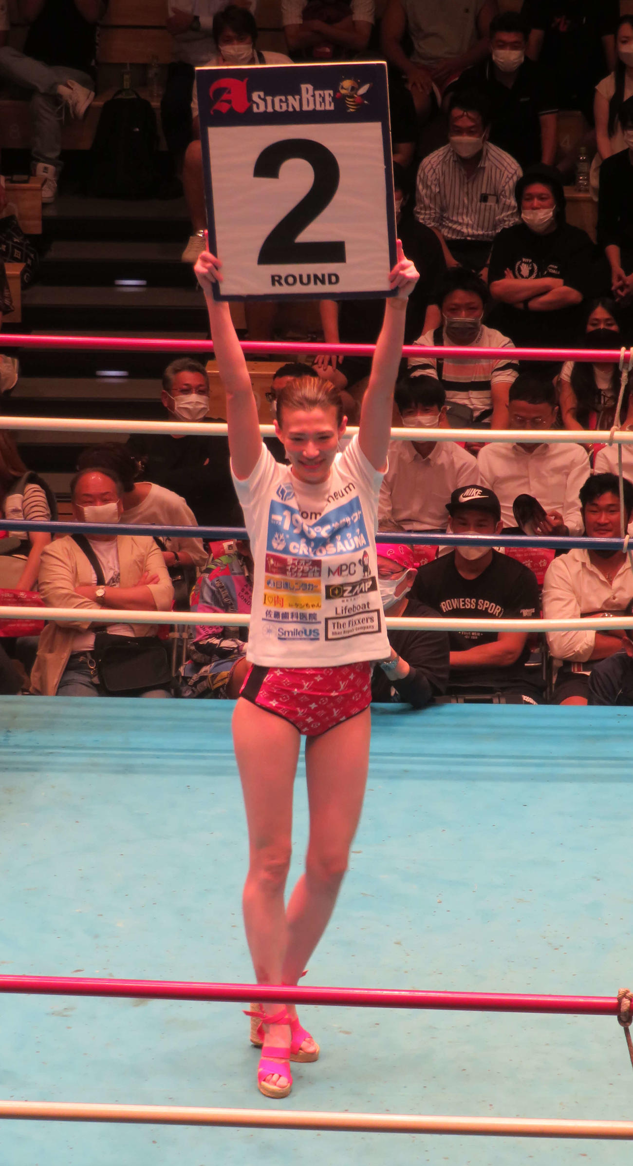 約2年7カ月ぶりの復帰戦を終えたモデルボクサー高野人母美はメインイベントでラウンドガールを務めて笑顔