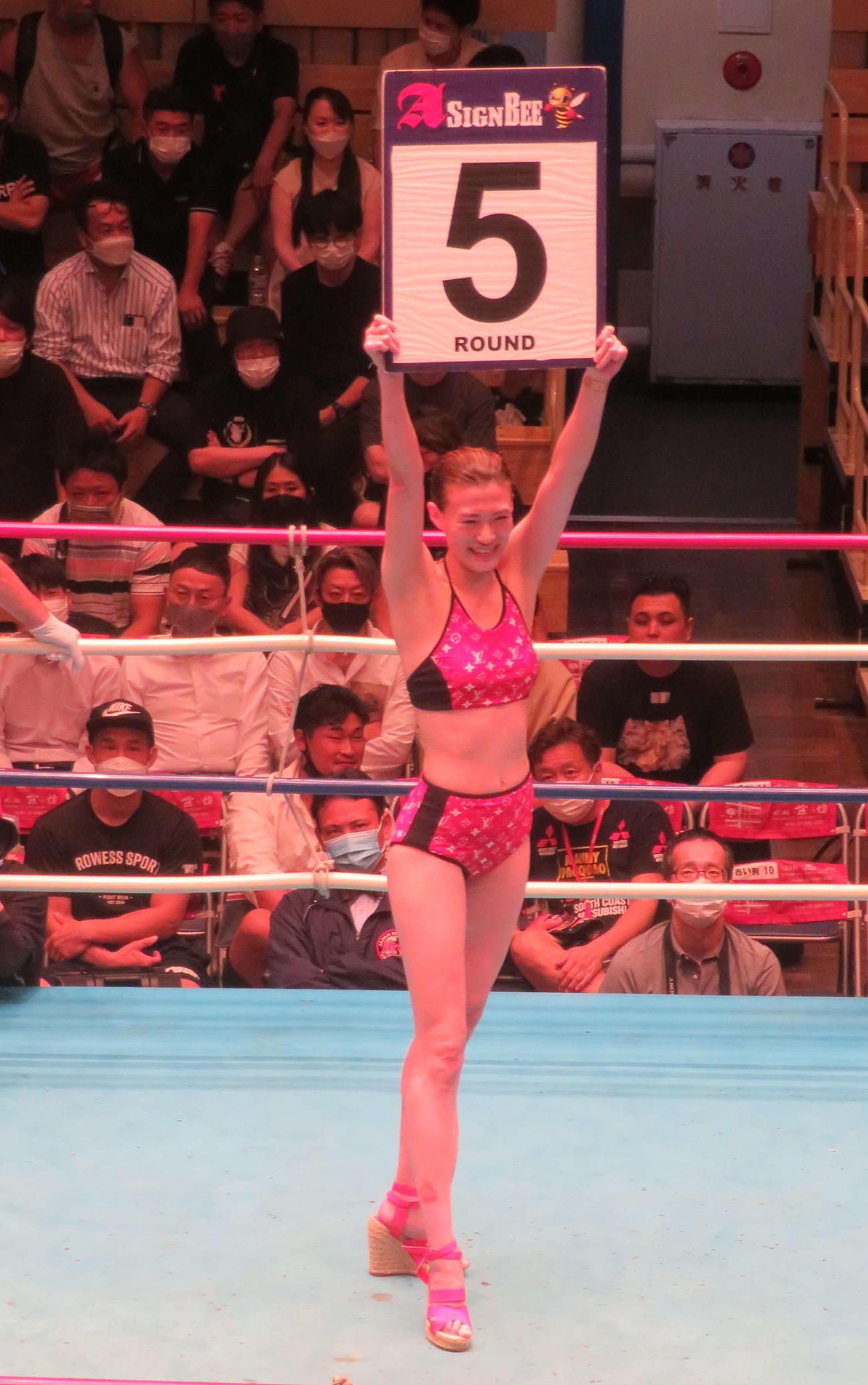 約2年7カ月ぶりの試合を終えた後、メインイベントでラウンドガールを務めたモデルボクサー高野人母美