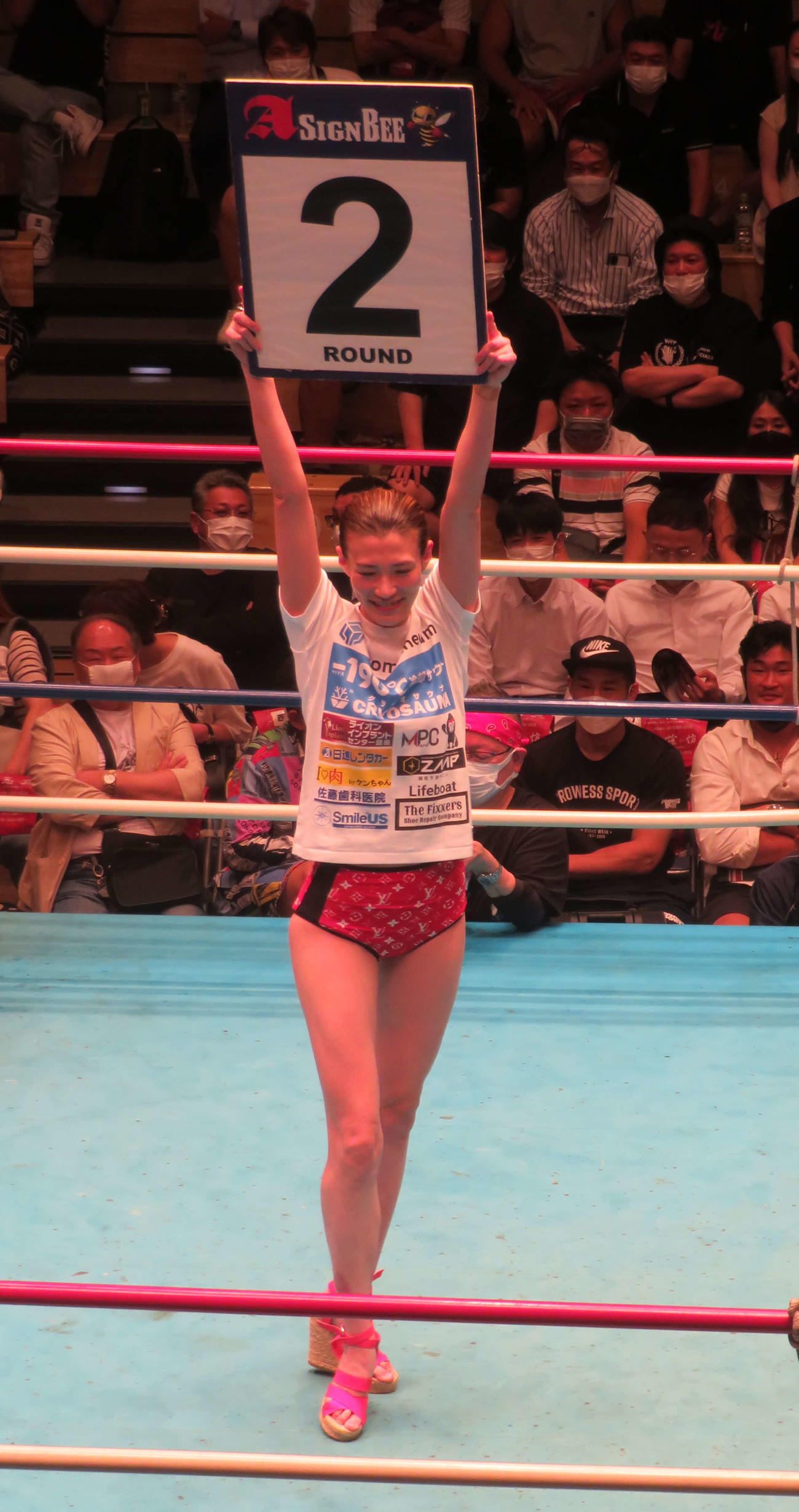 約2年7カ月ぶりの試合を終えたモデルボクサー高野人母美はメインイベントでラウンドガールも兼務