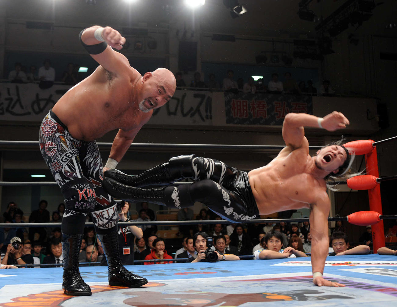 08年、武藤敬司に低空ドロップキックを放つ棚橋弘至