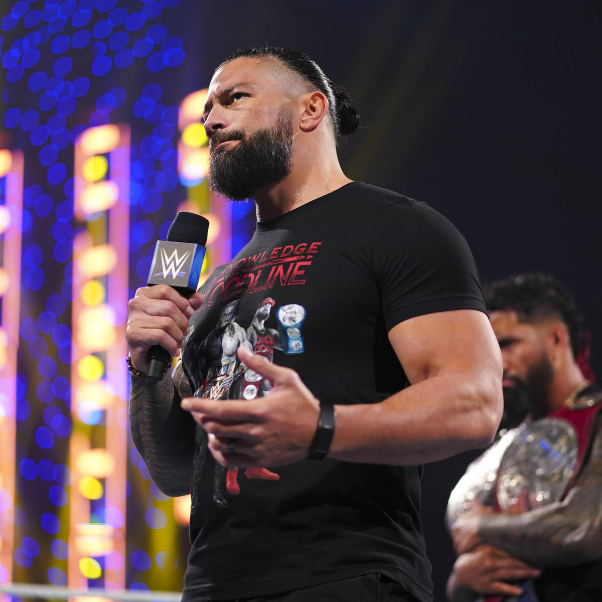 歓声とブーイングが飛び交う中、ファンにあいさつするWWEヘビー、ユニバーサル王者ローマン・レインズ(C)2022 WWE, Inc. All Rights Reserved