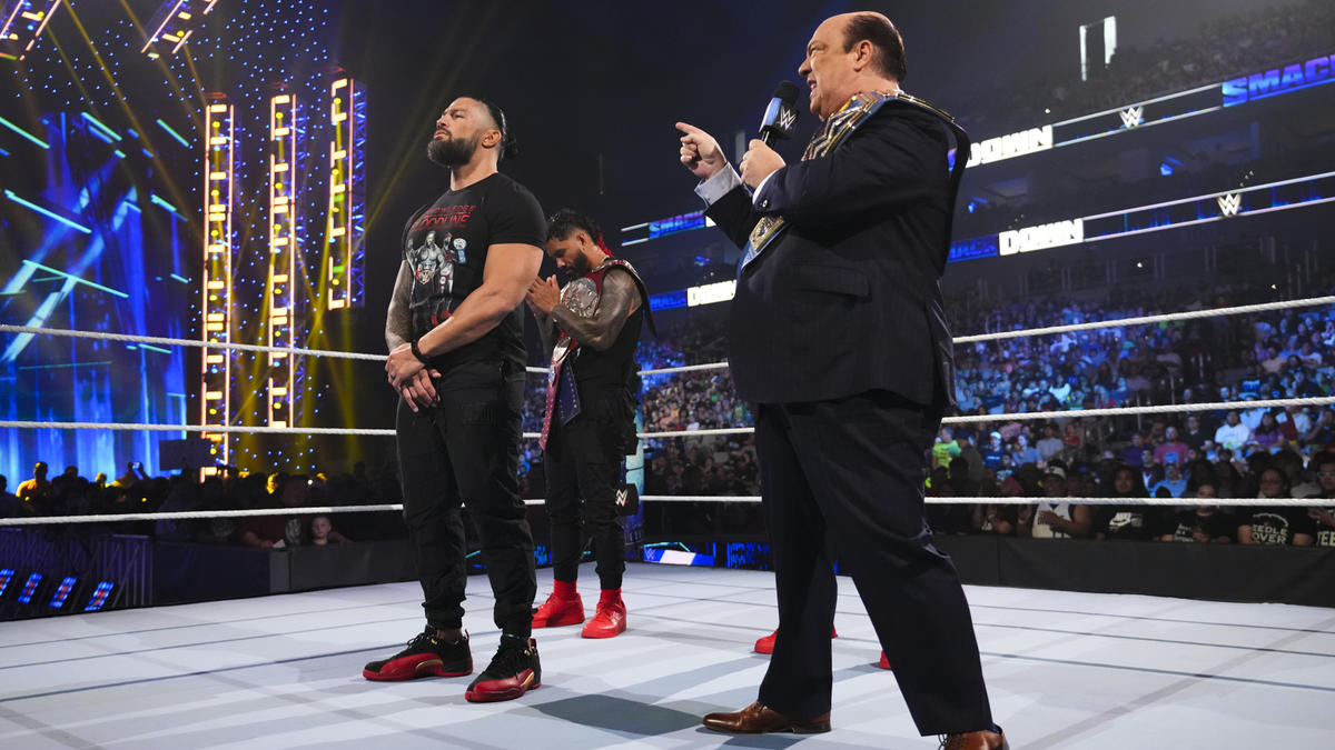 顧問のポール・ヘイマン（右）らとともにリング占拠したWWEヘビー、ユニバーサル統一王者ローマン・レインズ(C)2022 WWE, Inc. All Rights Reserved