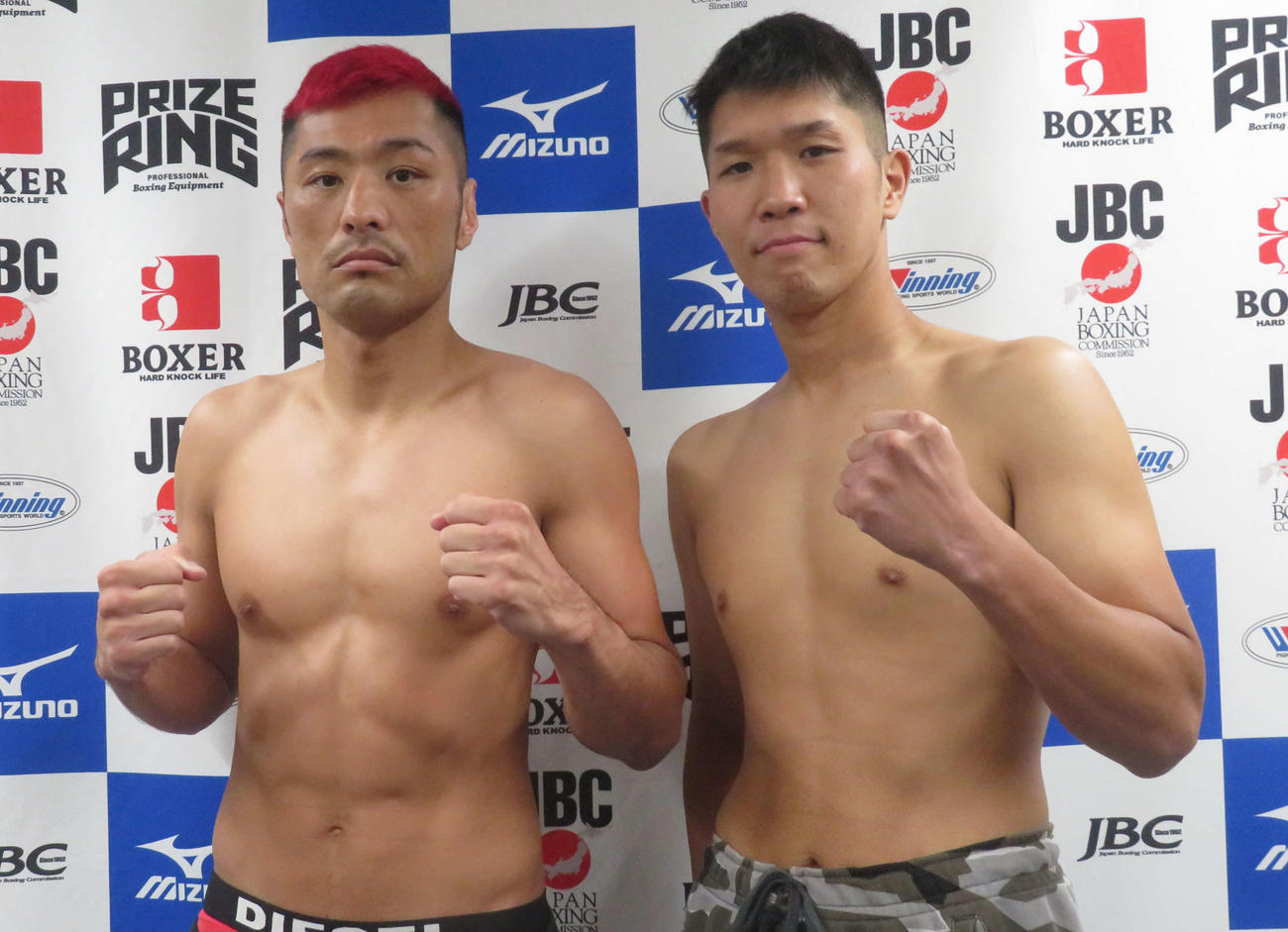 計量クリアした日本スーパーウエルター級王者川崎真琴（左）と挑戦者の同級1位丸木凌介