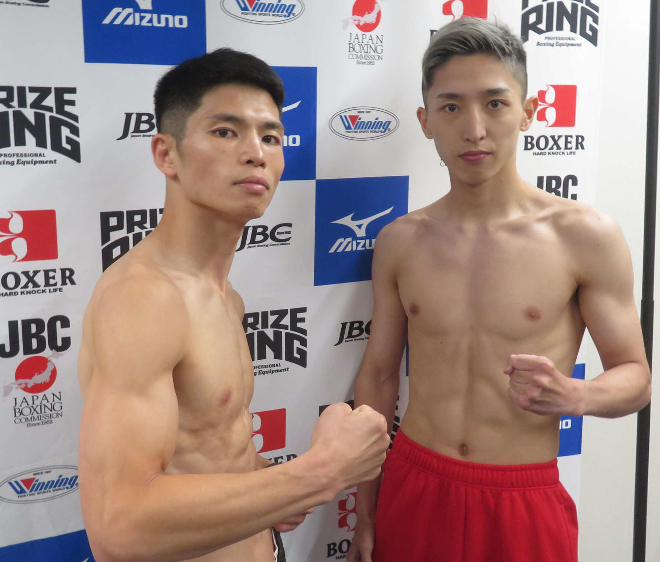 計量クリアしたアマ8冠ボクサー中垣龍汰郎（右）。左は対戦相手の近藤冬真