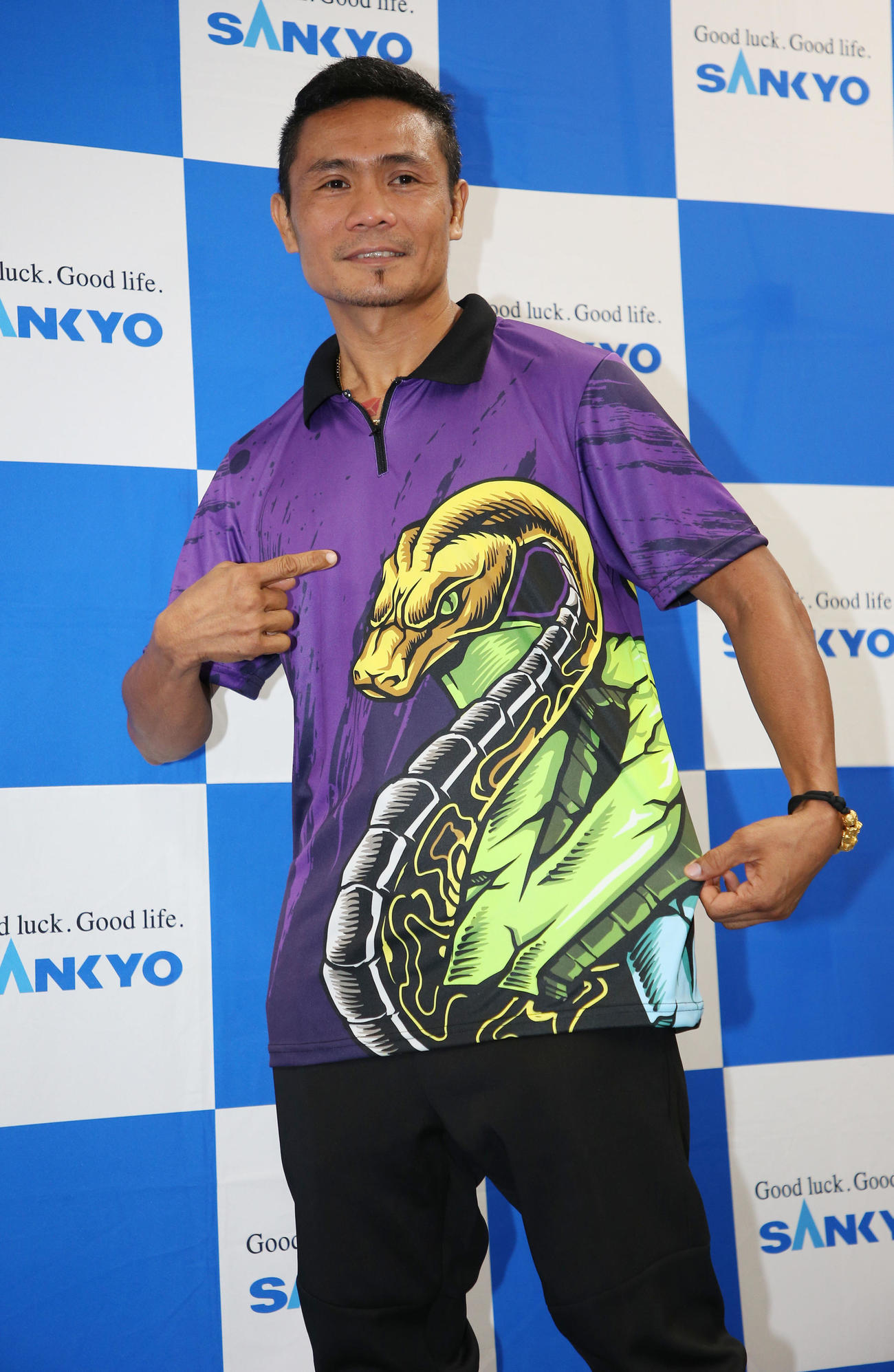記念撮影で愛称のヘビを指すニエテス（撮影・宮地輝）
