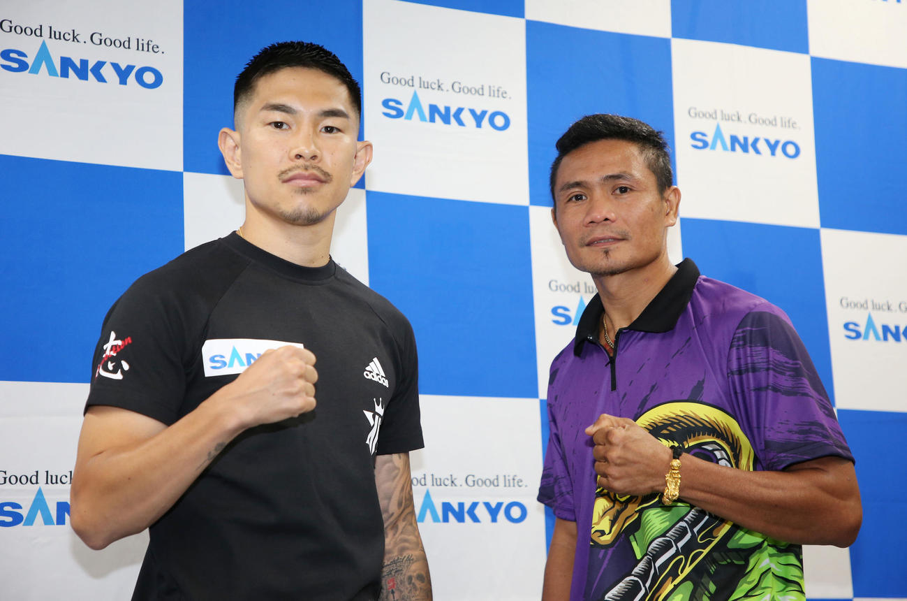 予備検診を終え記念撮影する井岡（左）とニエテス（撮影・宮地輝）