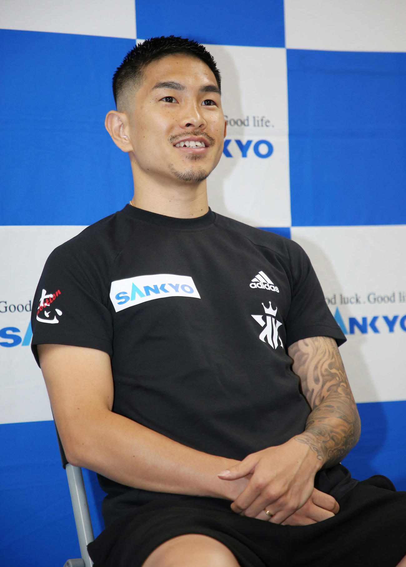 予備検診を終え取材に応じる井岡（撮影・宮地輝）