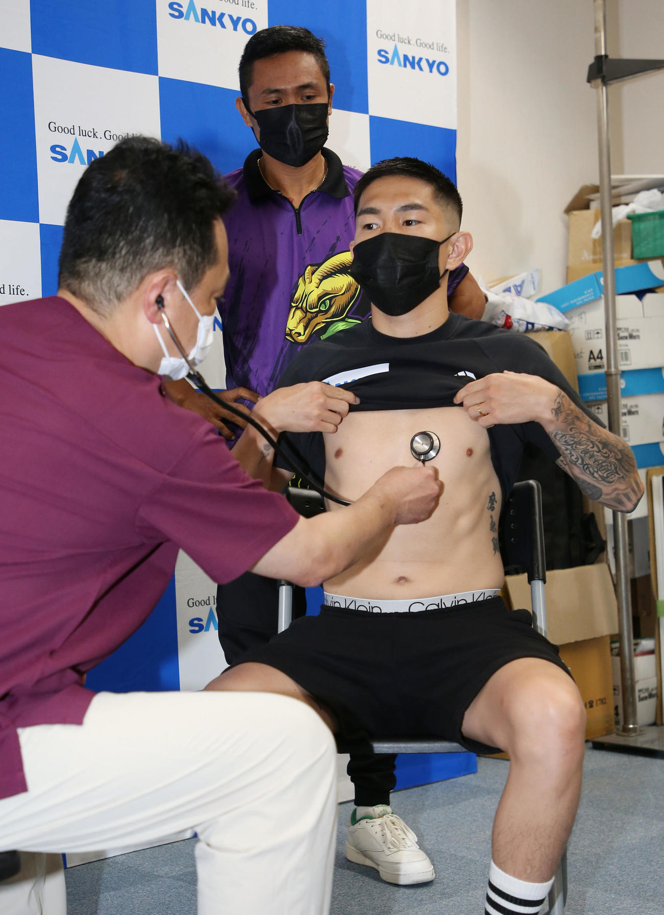 予備検診を受ける井岡（右）。後方はニエテス（撮影・宮地輝）